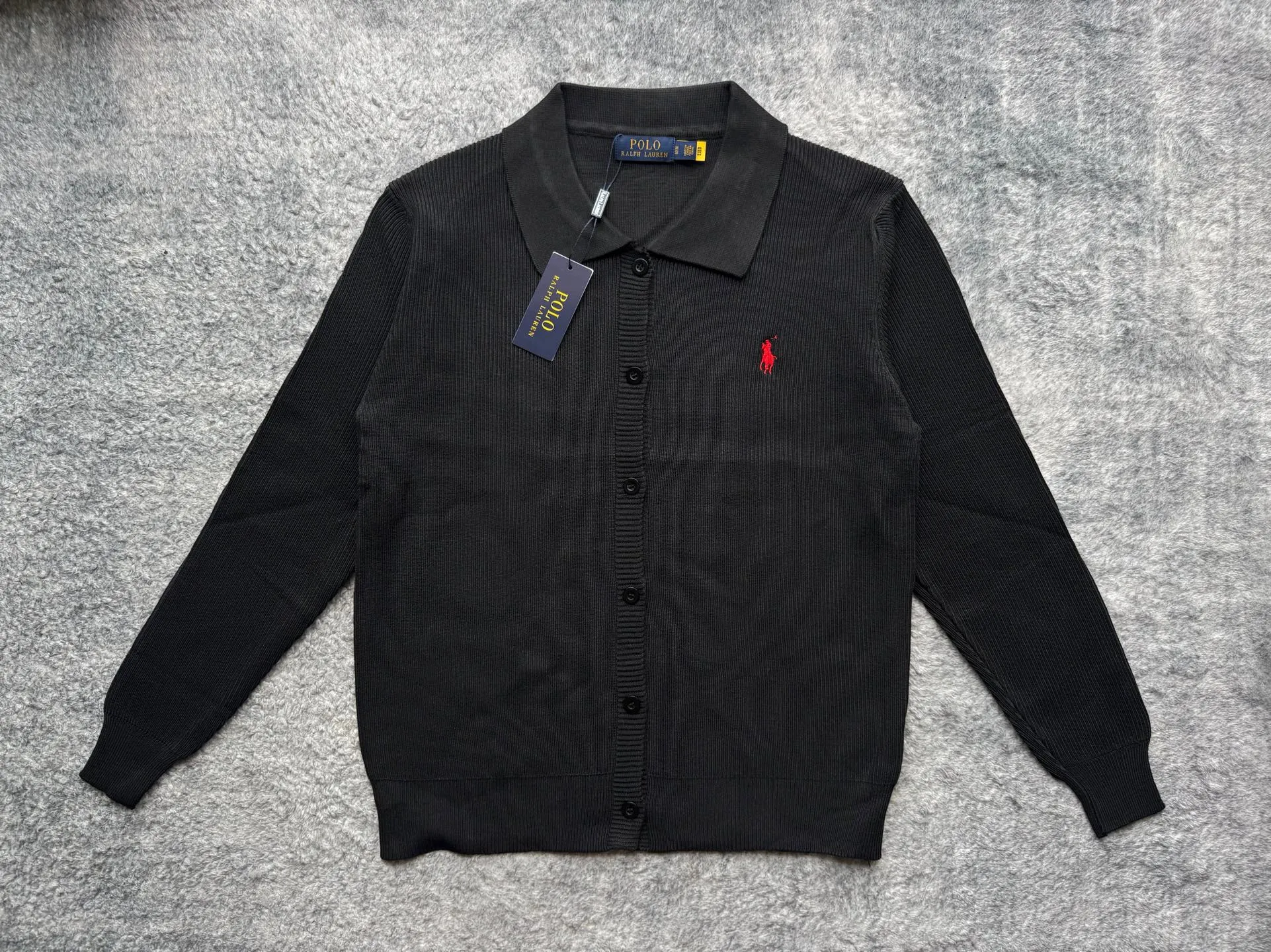 P230 Ralph Lauren/Ralph Lauren French retro men's polo knitted cardigan, old money style ~ polo knitted sweater, a heavy-weight item that can be warm at first but also cold at first, with 0-pressure skin-friendly experience. It can be layered with a high collar inside, making it easy to achieve advanced layering~ The colors of this series are very attractive, and it is an excellent item that can be worn for many years after buying it! The simple version design does not lose the highlights and beauty of the details. The knitted fabric is soft and comfortable, and it does not scratch the skin when worn close to the body. It has a light and sophisticated style! The flat knitting method is carefully arranged and combined to show the beauty of three-dimensional and stylish decoration, giving the garments a rich sense of layering. Comfort is cleverly integrated into elegant fashion. The upper body is flexible yet muscular, and the temperament is casual. The short, micro-profile box style interprets the most popular styles nowadays. The upper body can improve your temperament in one second! You can also tuck your top into your trousers to visually improve the wearability and make it fuller, covering your flesh and making you look slimmer without being bloated.  Color: Khaki Black Light Gray Length Bust Shoulder Width M 67 53 62 120-135 Jin L 69 55 63 135-150 Jin XL 70 56.5 64 150-165 Jin